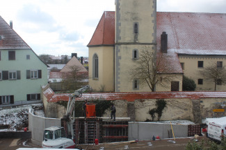 Beton für die Mauer wird eingegossen