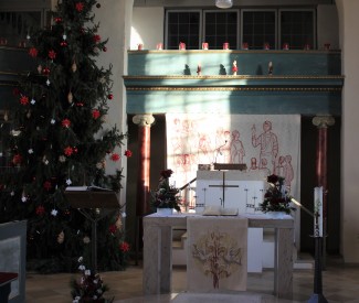 Altarraum mit geschmückten Weihnachtsbaum