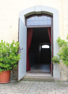 Offene Kirchentür Röckingen mit Blick ins Innere 