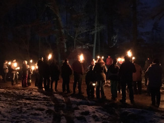 Menschen mit Fackeln auf dem Weg 