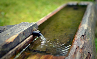 frisches Wasser läuft in eine Rinne