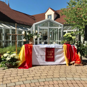 Geschmückter Altar Pfingsten