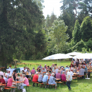 Gottesdienstfeierende auf dem Zelt