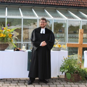 Pfarrer Babel an Altar im Freien