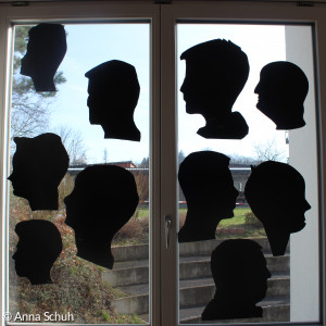 verschiedene Scherrenschnitte am Fenster