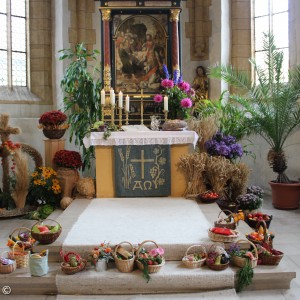 geschmückter Altar Erntedank mit Körbchen der Kindergartenkinder