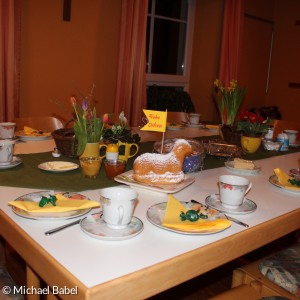 Gedeckter Tisch für Osterfrühstück