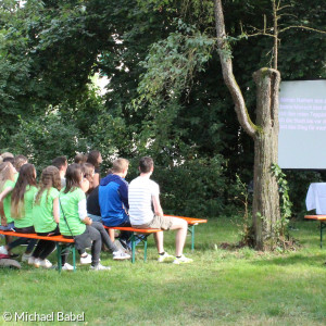 Junge Menschen beim Jugendgottesdienst im Garten